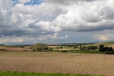 Silbury tepesi Wiltshire, İngiltere 'de tarlalarla çevrili.