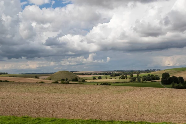 Silbury Hill Omgiven Fält Wiltshire Storbritannien — Stockfoto