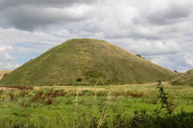 Silbury Tepesi, Avebury Unesco Dünya Mirası Bölgesi 'nin bir parçası olan Neolitik bir tepe.