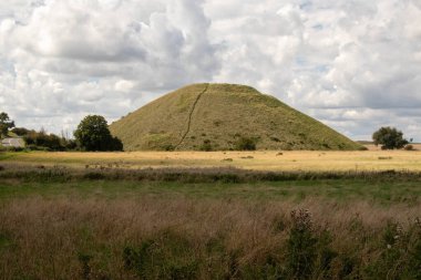 Silbury Tepesi, Avebury Unesco Dünya Mirası Bölgesi 'nin bir parçası olan Neolitik bir tepe.