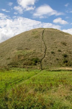 Silbury Tepesi, Avebury Unesco Dünya Mirası Bölgesi 'nin bir parçası olan Neolitik bir tepe.
