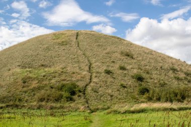 Silbury Tepesi, Avebury Unesco Dünya Mirası Bölgesi 'nin bir parçası olan Neolitik bir tepe.