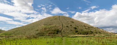 Silbury Tepesi, Avebury Unesco Dünya Mirası Bölgesi 'nin bir parçası olan Neolitik bir tepe.