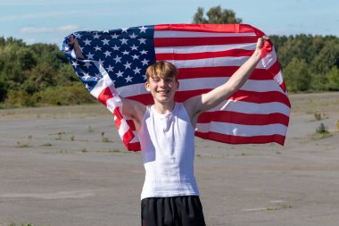 Formda ve sportif genç bir çocuk sıcak bir yaz gününde dışarıda şınav çekiyor.