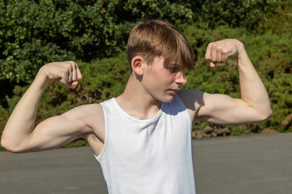 Γυμνασμένος Και Αθλητικός Έφηβος Κάνει Ups Τύπου Έξω Μια Ζεστή — Φωτογραφία Αρχείου