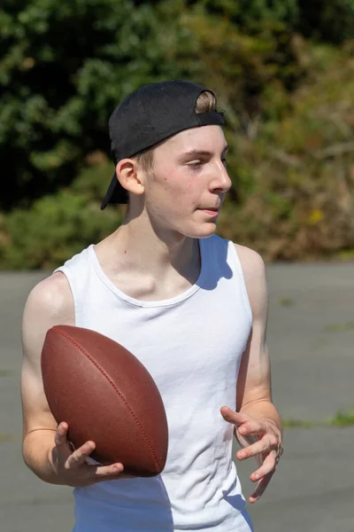 Γυμνασμένος Και Αθλητικός Έφηβος Κάνει Ups Τύπου Έξω Μια Ζεστή — Φωτογραφία Αρχείου
