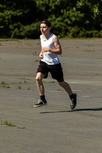 Підійде Спортивний Хлопчик Підліток Задній Кепці Біжить Назовні Eon Теплий — стокове фото