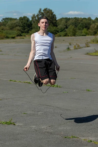 Підходить Спортивний Хлопчик Підліток Пропускає Мотузку Теплий Літній День — стокове фото