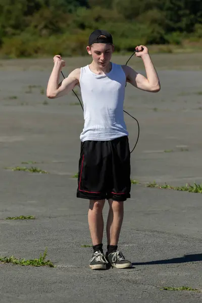 Przystojny Wysportowany Nastolatek Skaczący Skakanką Ciepłe Letnie Popołudnie — Zdjęcie stockowe