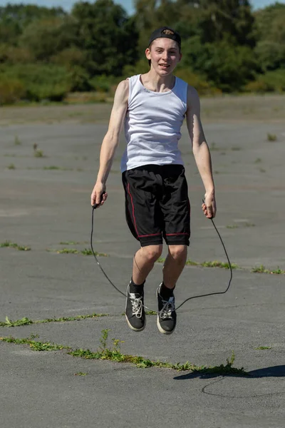 Fit Sportovní Dospívající Chlapec Skákání Skákání Provaz Teplého Letního Odpoledne — Stock fotografie