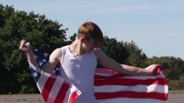 一个快乐又笑的少年挥舞着美国国旗 — 图库视频影像