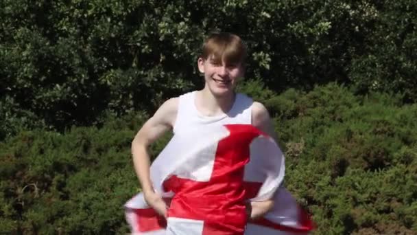 Glad Och Skrattande Tonåring Som Viftar Med Den Engelska Flaggan — Stockvideo