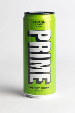 Londra, Birleşik Krallık, 18 Ekim 2023: - Genç Logan Paul ve KSI tarafından desteklenen bir kutu limon ana enerji içeceği