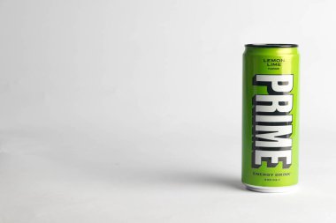 Londra, Birleşik Krallık, 18 Ekim 2023: - Genç Logan Paul ve KSI tarafından desteklenen bir kutu limon ana enerji içeceği