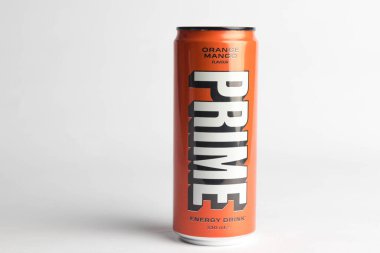 Londra, Birleşik Krallık, 18 Ekim 2023 - Bir kutu Portakal ve Mango Prime Energy içeceği, Gençler Logan Paul ve KSI tarafından tanıtıldı