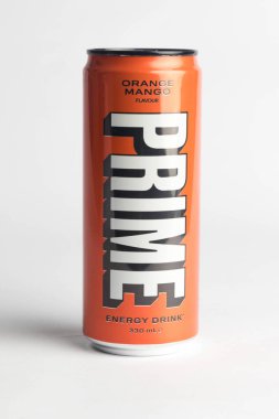 Londra, Birleşik Krallık, 18 Ekim 2023 - Bir kutu Portakal ve Mango Prime Energy içeceği, Gençler Logan Paul ve KSI tarafından tanıtıldı