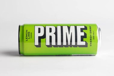Londra, Birleşik Krallık, 18 Ekim 2023: - Genç Logan Paul ve KSI tarafından desteklenen bir kutu limon ana enerji içeceği