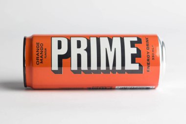 Londra, Birleşik Krallık, 18 Ekim 2023 - Bir kutu Portakal ve Mango Prime Energy içeceği, Gençler Logan Paul ve KSI tarafından tanıtıldı