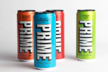 Londra, Birleşik Krallık, 18 Ekim 2023: - Dört kutu Prime Energy içeceği, Gençler Logan Paul ve KSI tarafından tanıtıldı
