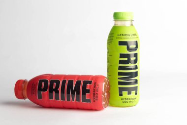 Londra, Birleşik Krallık, 18 Ekim 2023 - Gençler Logan Paul ve KSI tarafından desteklenen Birincil Hidrasyon İçeceği, Tropikal Punch & Lemom Limonu aroması