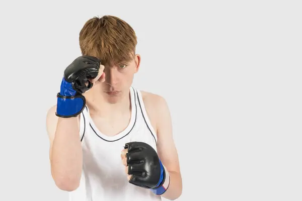 警備員とMmaスタイルのボクシング手袋を身に着けている慎重な十代の少年 — ストック写真