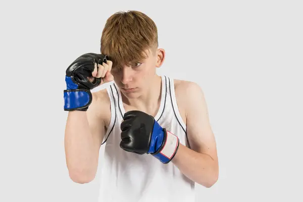 警備員とMmaスタイルのボクシング手袋を身に着けている慎重な十代の少年 — ストック写真