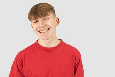 Mutlu ve gülümseyen on beş yaşındaki bir gencin stüdyo portresi.