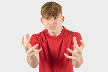 Hüsrana uğramış on beş yaşındaki bir gencin stüdyo portresi.