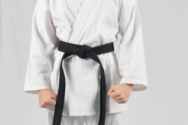 Siyah kuşaklı genç çocuk Hiko Dachi 'de duruyor, hazır ol.