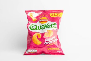 Londra, Birleşik Krallık, 29 Ocak 2024: - Beyaz arka planda bir paket Walker 's Quavers İngiliz cipsi