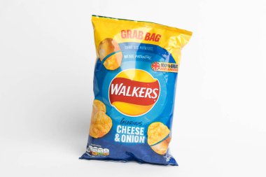Londra, Birleşik Krallık, 29 Ocak 2024: Beyaz arka planda bir paket Walker Peyniri ve Soğanlı İngiliz Patates Cipsi