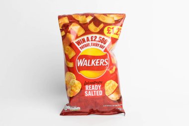 Londra, Birleşik Krallık, 29 Ocak 2024: - Beyaz arka planda tuzlu İngiliz cipsleri hazır Walker 'lar paketi