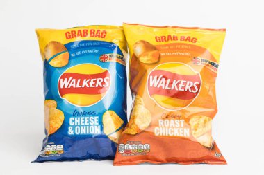 Londra, Birleşik Krallık, 29 Ocak 2024: - Beyaz arka planda bir çift Yürüyen İngiliz Patates cipsi