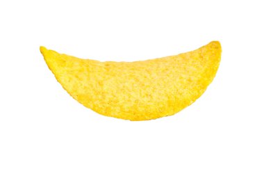 Beyaz arka planda tek bir patates cipsi ya da çıtır çıtır.