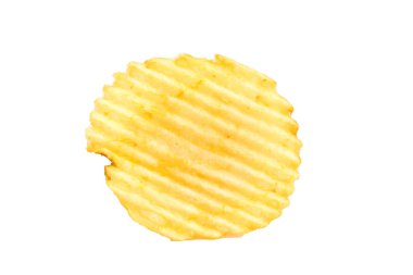 Kaburgalı patates cipsi ya da beyaz arka planda izole edilmiş cips.