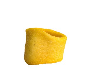 Beyaz arka planda izole edilmiş patates çemberi şekilli atıştırmalık.