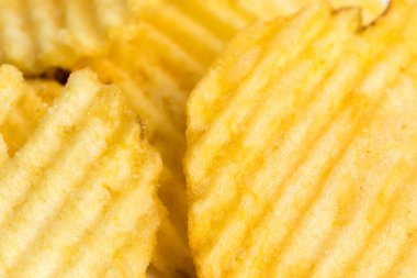 Patates cipsi ya da cips yığınını kapat.