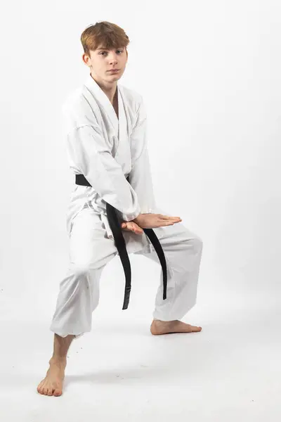 Patnáctiletý Kluk Karate Blackbelt Nosí Hraje Kata Stock Snímky