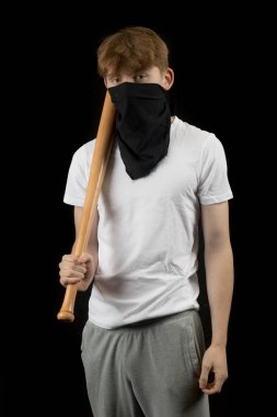 Beyzbol Yarasa ve Maskeli Genç Çete Üyesi Balkon arka planda