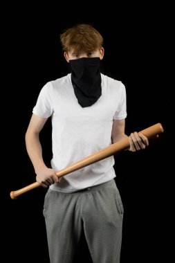 Beyzbol Yarasa ve Maskeli Genç Çete Üyesi Balkon arka planda