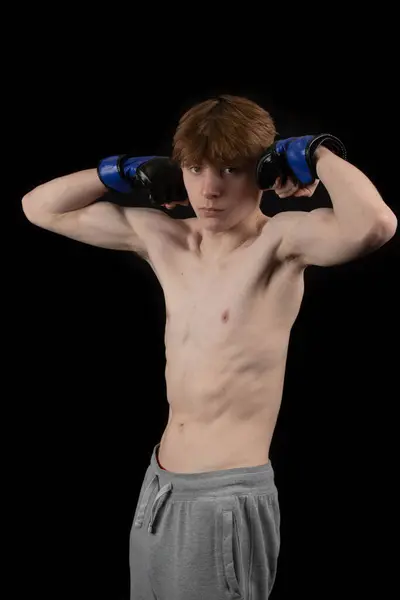 Tröjlös Årig Manlig Tonåring Boxare Som Spänner Sina Armmuskler Royaltyfria Stockbilder