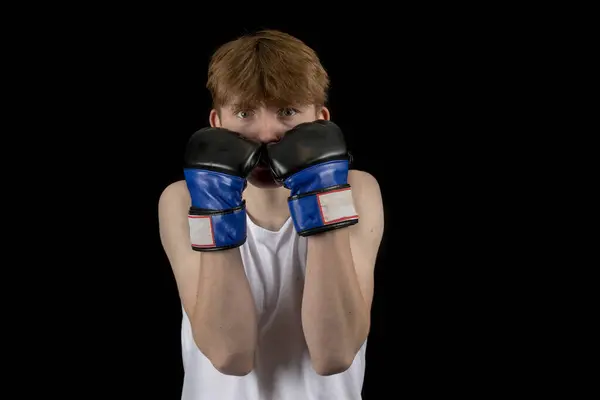 Patnáctiletý Boxer Bez Rukávů Černém Pozadí Pozvednutou Střechou Stock Obrázky