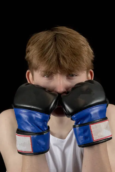 Patnáctiletý Boxer Bez Rukávů Černém Pozadí Pozvednutou Střechou Stock Snímky