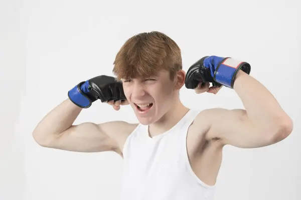 Årig Tonåring Boxare Ärmlös Topp Som Spänner Armarna Medan Han Stockbild