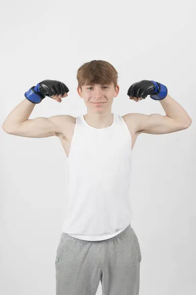 Adolescent Boxeur Ans Portant Haut Sans Manches Fléchissant Ses Biceps Photo De Stock