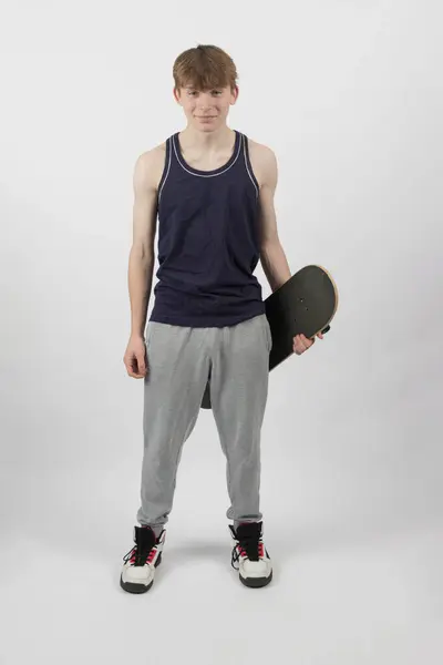 Patnáctiletý Bruslař Chlapec Drží Skateboard Bílém Pozadí Stock Fotografie