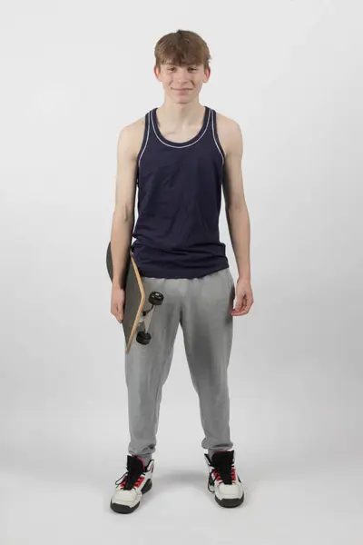 Patnáctiletý Bruslař Chlapec Drží Skateboard Bílém Pozadí Stock Snímky