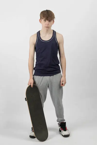 Patnáctiletý Bruslař Chlapec Drží Skateboard Bílém Pozadí Stock Fotografie