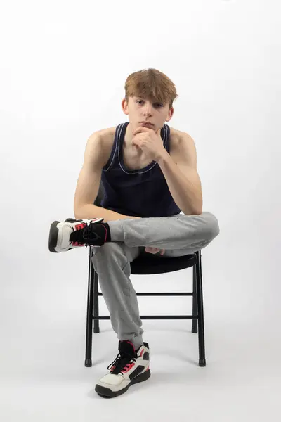 Patnáctiletý Dospívající Chlapec Tričku Bez Rukávů Kalhotách Teplákové Soupravy Sedící Royalty Free Stock Obrázky
