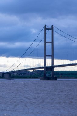 Humber Köprüsü, Humber Fron Nehri üzerinden Yorkshire 'ın doğusuna